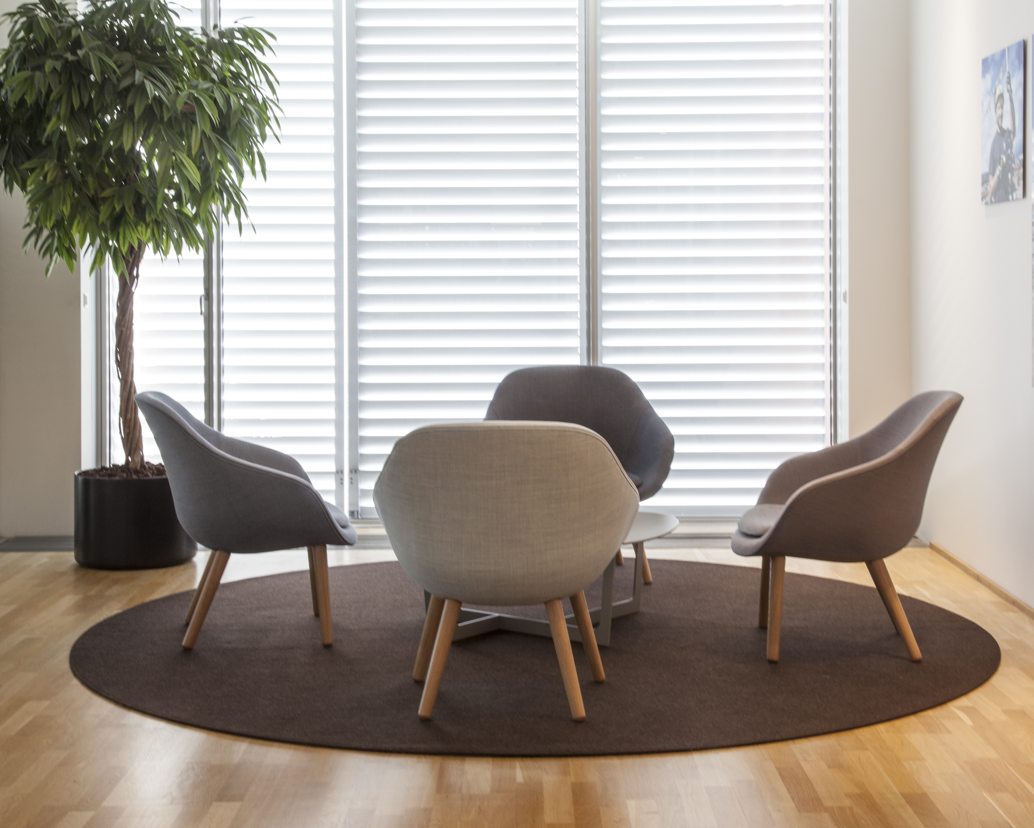 løst tæppe i filt på kontor